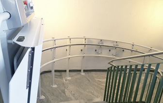 Servoscala a piattaforma curvilineo
