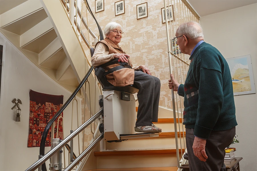 Montascale a poltroncina di design per accessibilità scale per anziani