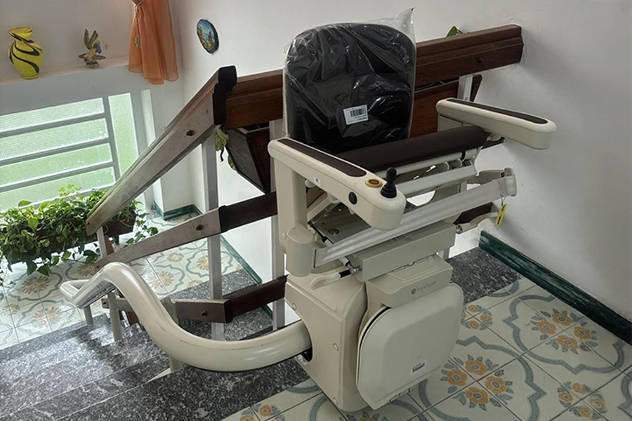 Installazione montascale a poltroncina condominio