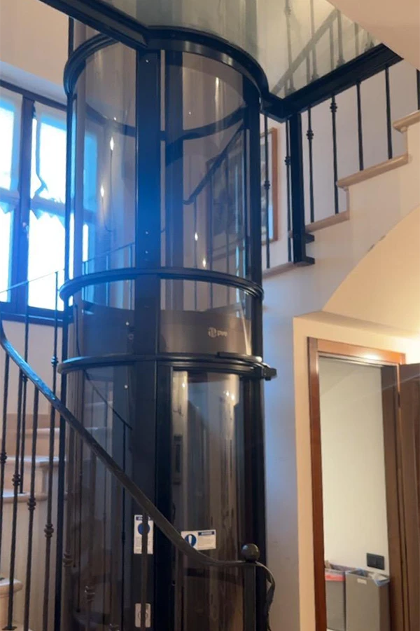 accessibilità con piattaforma elevatrice pneumatica
